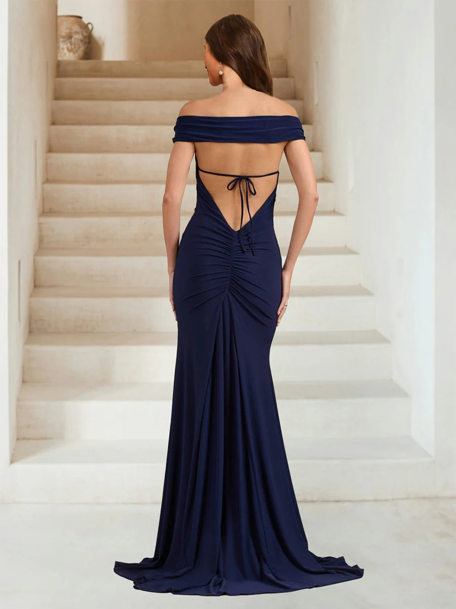 Robe de soirée longue avec fente latérale et épaules dénudées et bord à volants