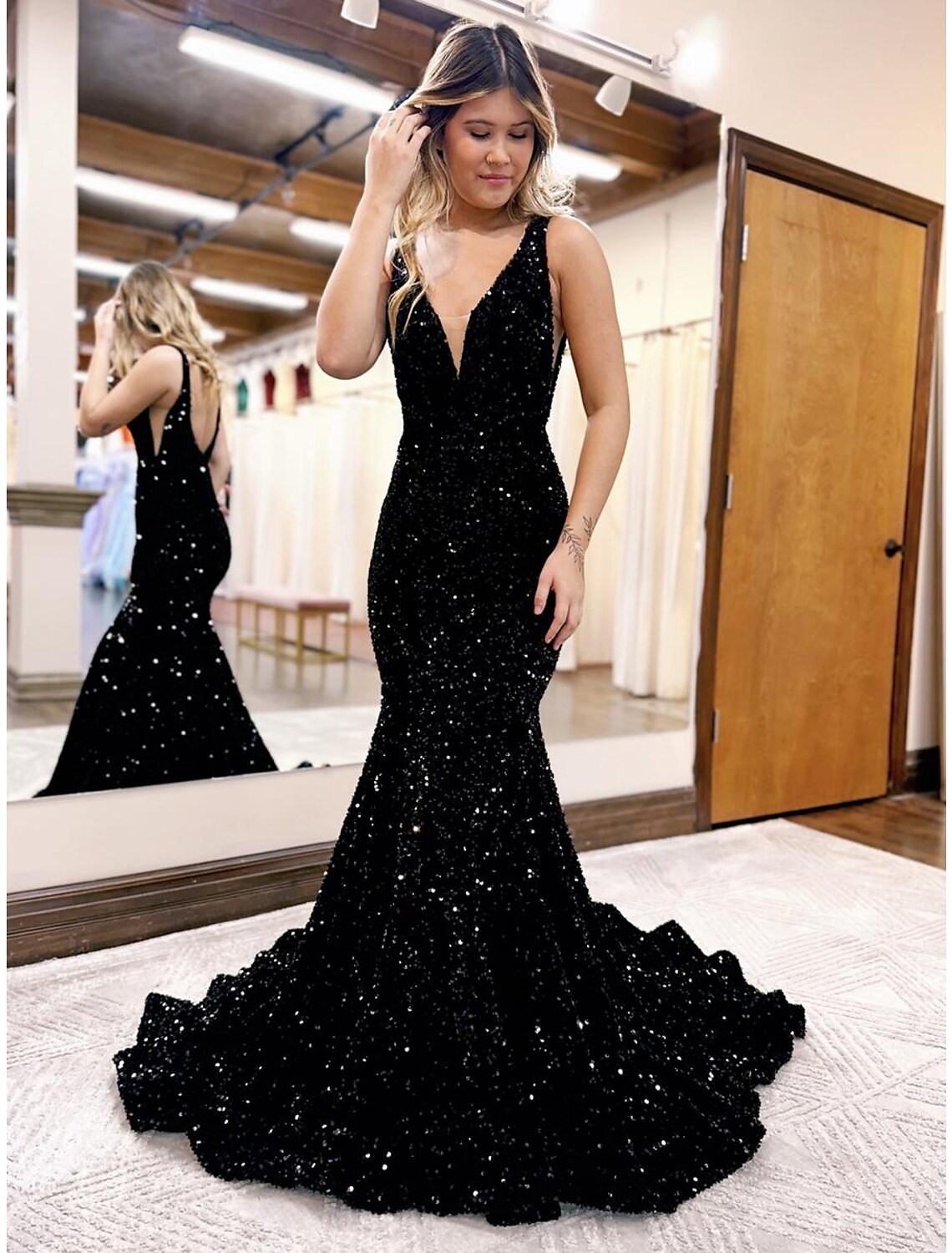 Robe de bal sirène/trompette scintillante et brillante, robe de soirée de mariage formelle, traîne, sans manches, col en V, paillettes, dos nu avec paillettes