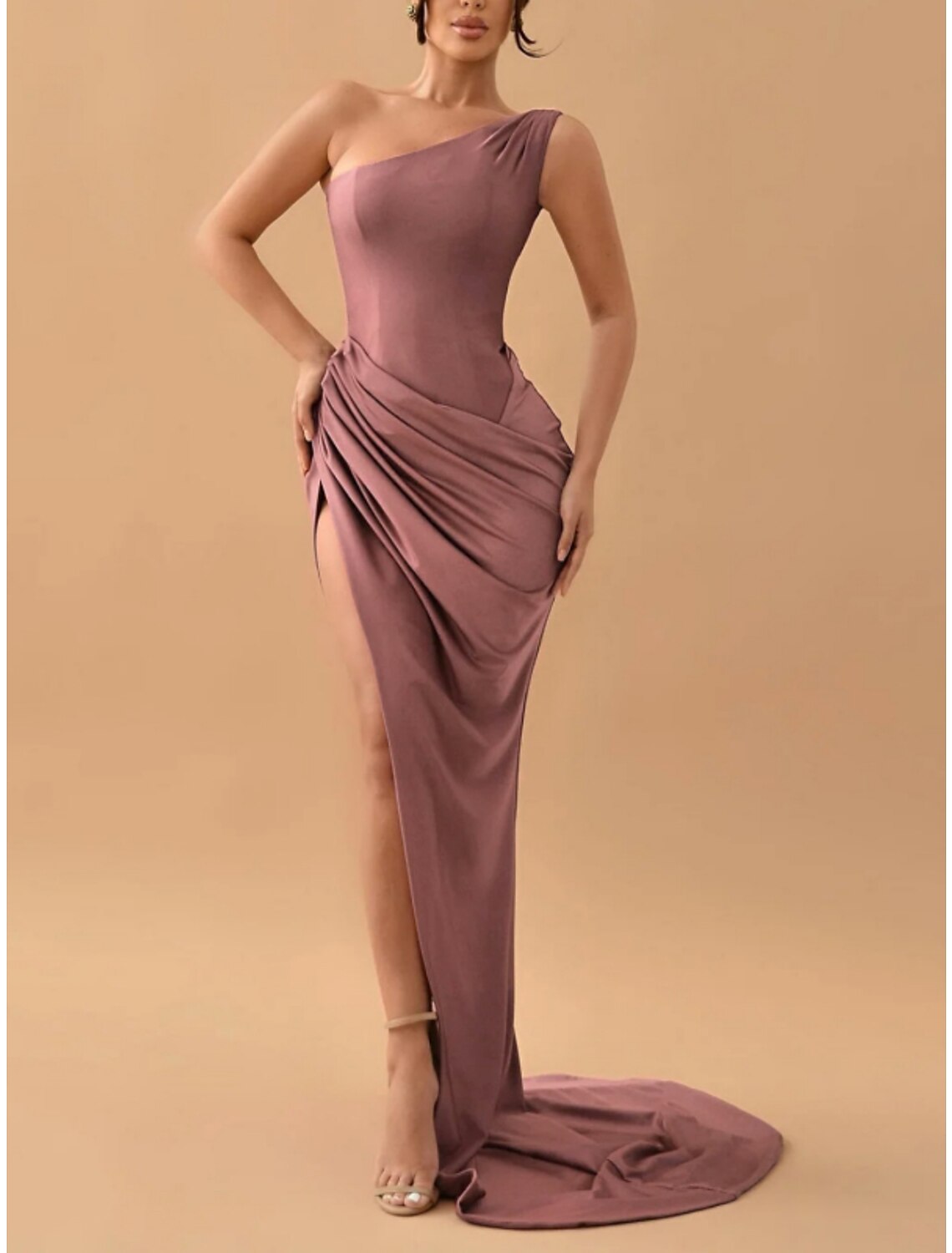 Etui-/Säulen-Abendkleid, hochgeschlitztes Kleid, formelle Schleppe, ärmellos, eine Schulter, Satin mit gerüschtem Schlitz
