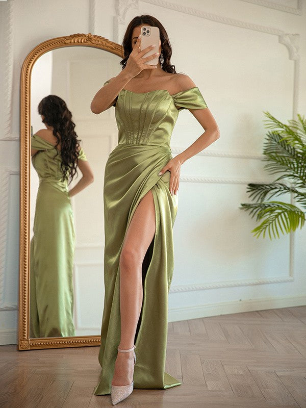 Etui-Linie/Säule Gewebter Satin Rüschen Off-the-Shoulder Ärmellos Bodenlang Kleider