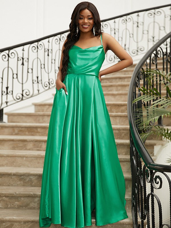 Robe trapèze/princesse en satin soyeux à volants et bretelles spaghetti sans manches avec traîne