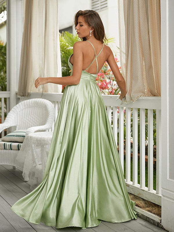 Robe trapèze/princesse en satin soyeux à volants et bretelles spaghetti sans manches avec traîne