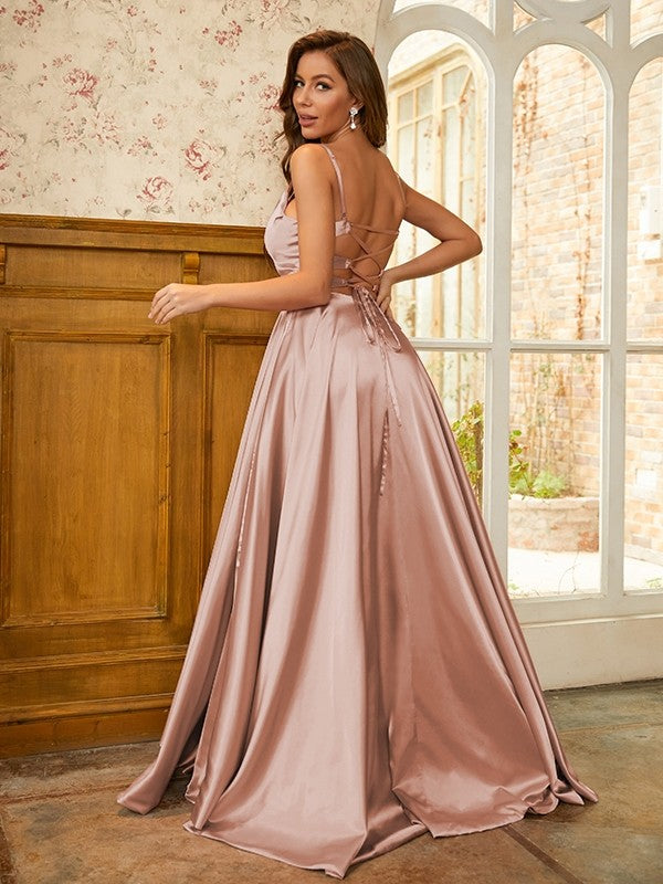 Robe trapèze/princesse en satin soyeux à volants et bretelles spaghetti sans manches avec traîne