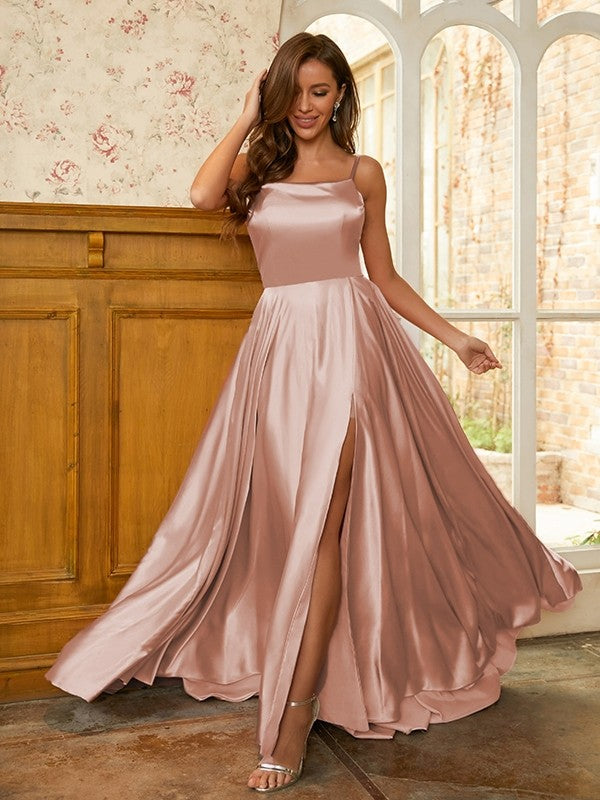 Robe trapèze/princesse en satin soyeux à volants et bretelles spaghetti sans manches avec traîne