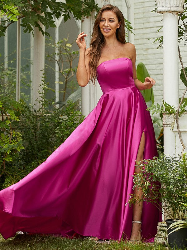 Robe trapèze/princesse en satin à volants, sans bretelles, sans manches, traîne courte