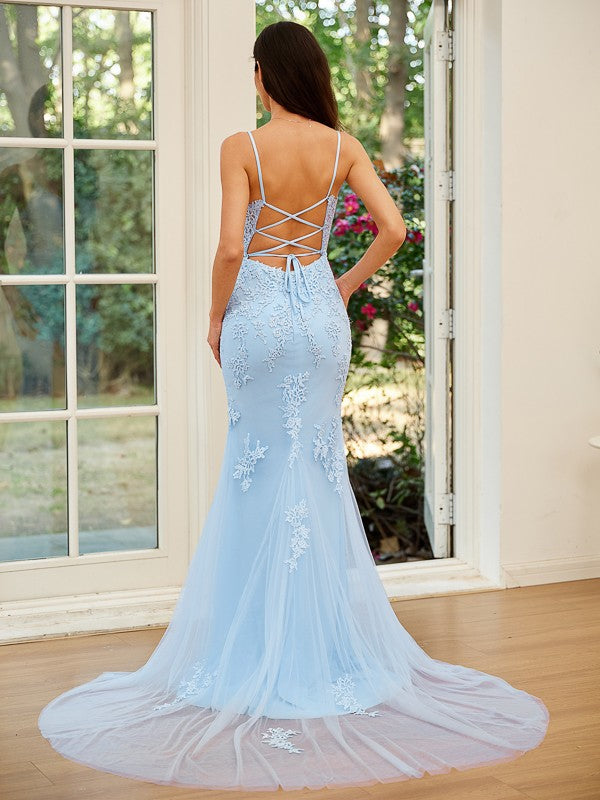 Robe fourreau/colonne en tulle avec appliques, col en V, sans manches, traîne courte