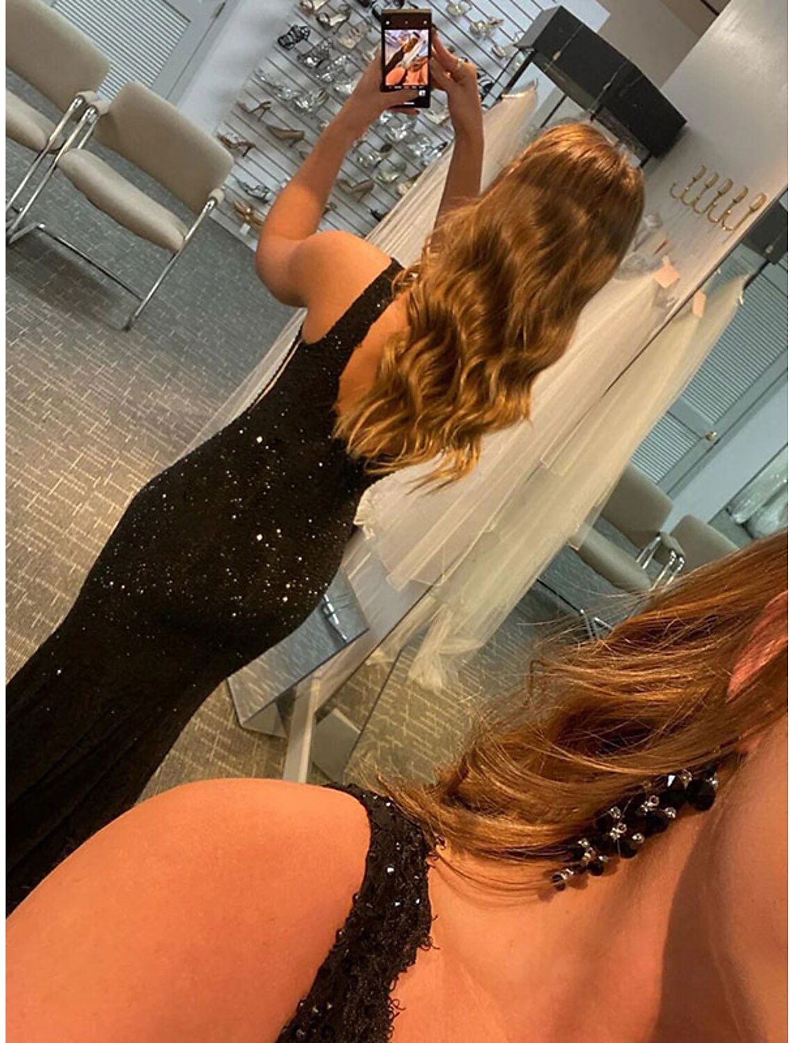Robe fourreau/colonne en dentelle avec strass, col en V, sans manches, traîne courte