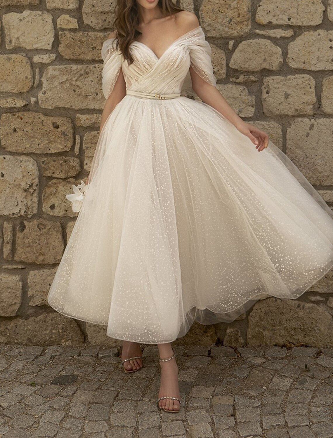 Robe de cocktail trapèze noire vintage, robe de remise de diplôme, invitée de mariage, longueur thé, manches courtes, épaules dénudées, paillettes avec ceinture/ruban, paillettes froncées