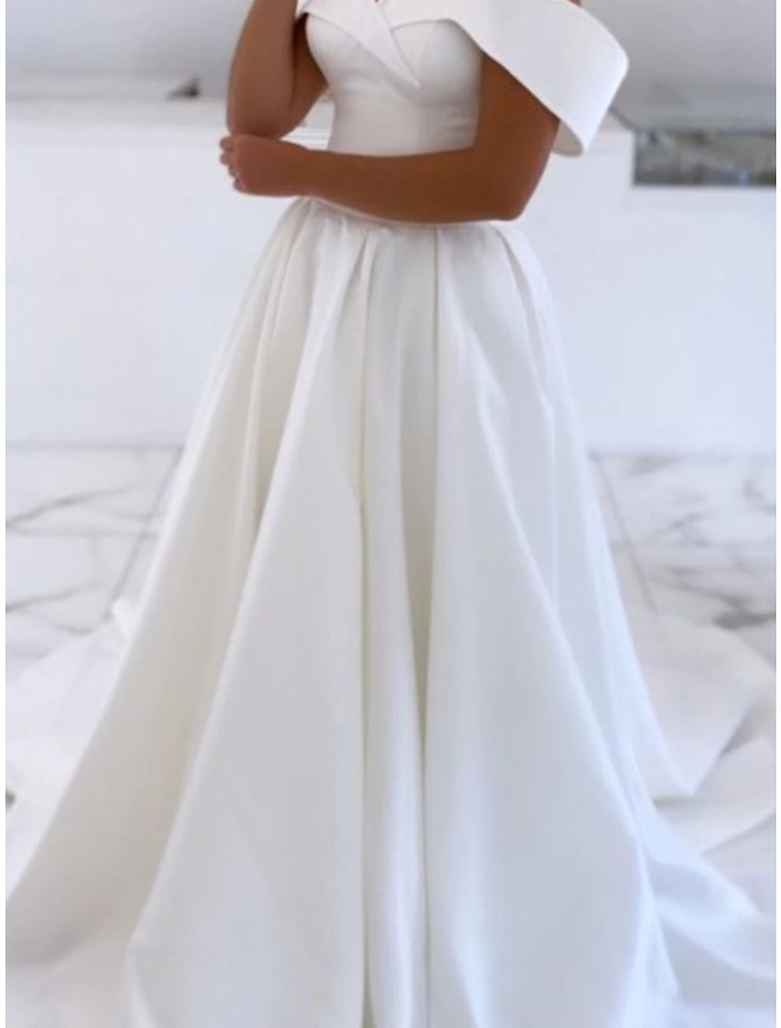 Hall Formale Brautkleider A-Linie Schulterfrei Kurzarm Hofschleppe Satin Brautkleider Mit Falten Einfarbig