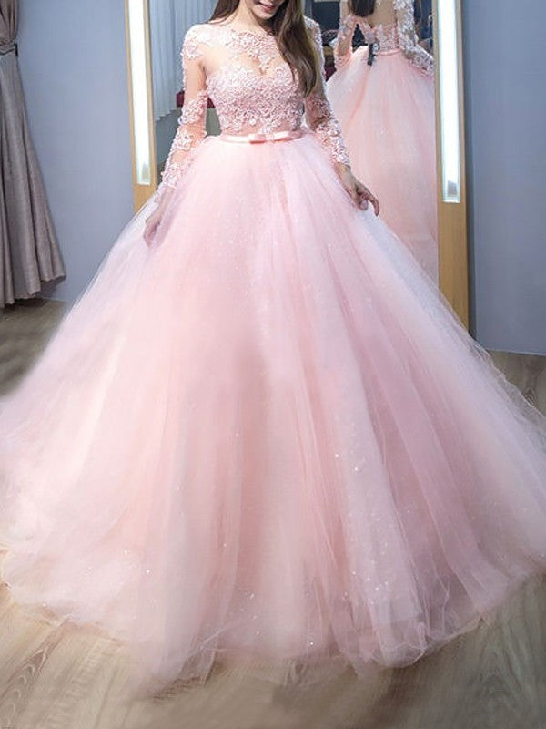 Robe de bal à manches longues et traîne courte en dentelle et tulle