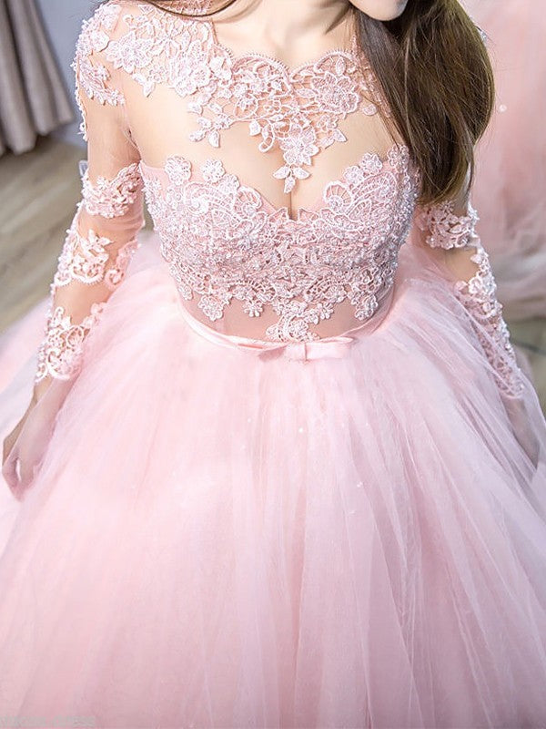 Robe de bal à manches longues et traîne courte en dentelle et tulle