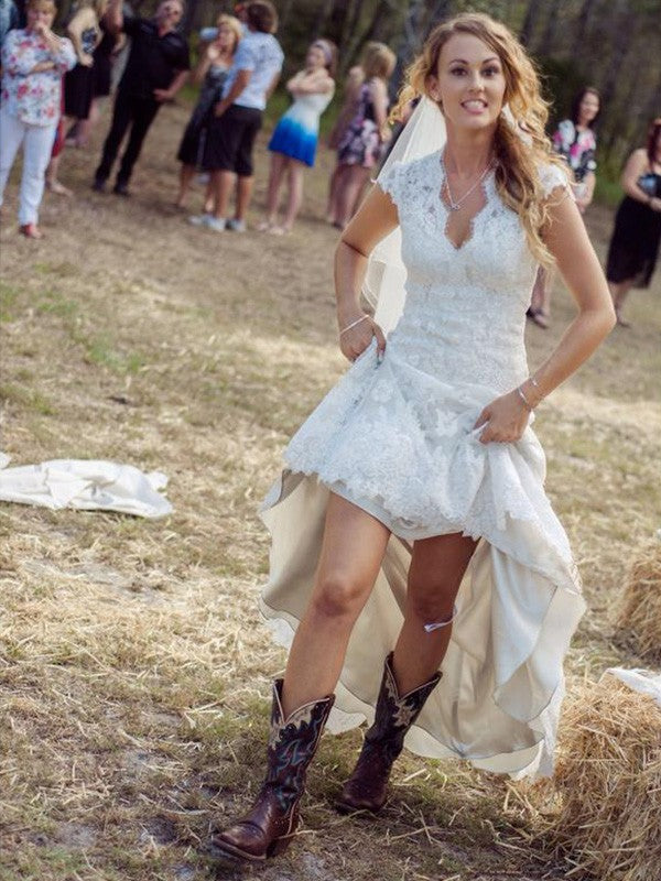 Robe de mariée fourreau/colonne, col en V, manches courtes, traîne courte, appliques, dentelle