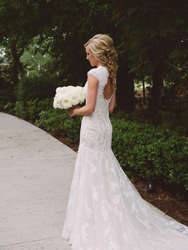 Robe de mariée fourreau/colonne, col en V, manches courtes, traîne courte, appliques, dentelle