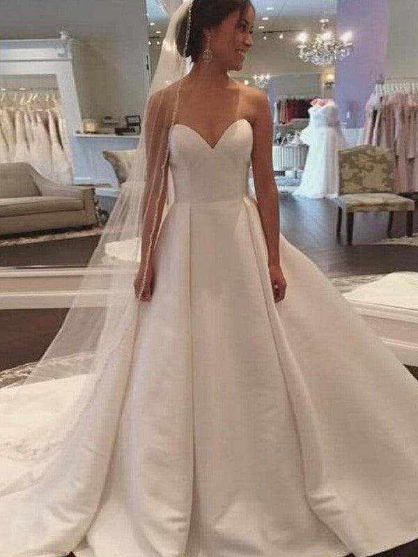 Robe de mariée en satin sans manches, décolleté en cœur, traîne courte