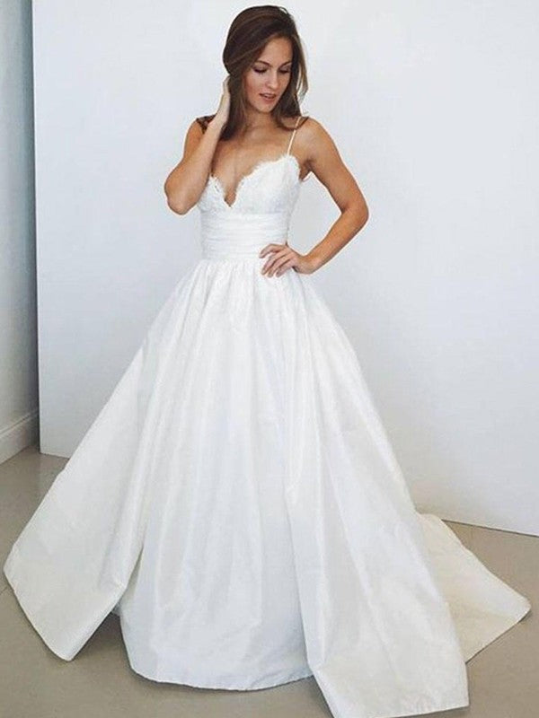 Robe de mariée de style robe de bal sans manches, bretelles spaghetti, froncée, en satin, avec traîne courte