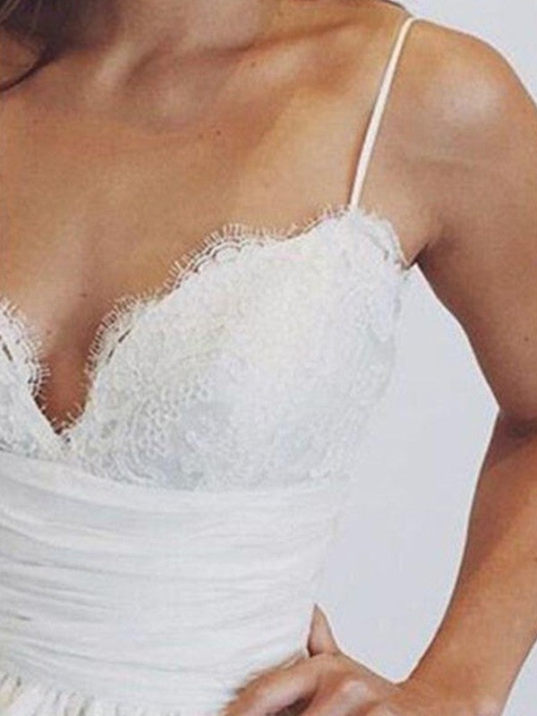 Robe de mariée de style robe de bal sans manches, bretelles spaghetti, froncée, en satin, avec traîne courte