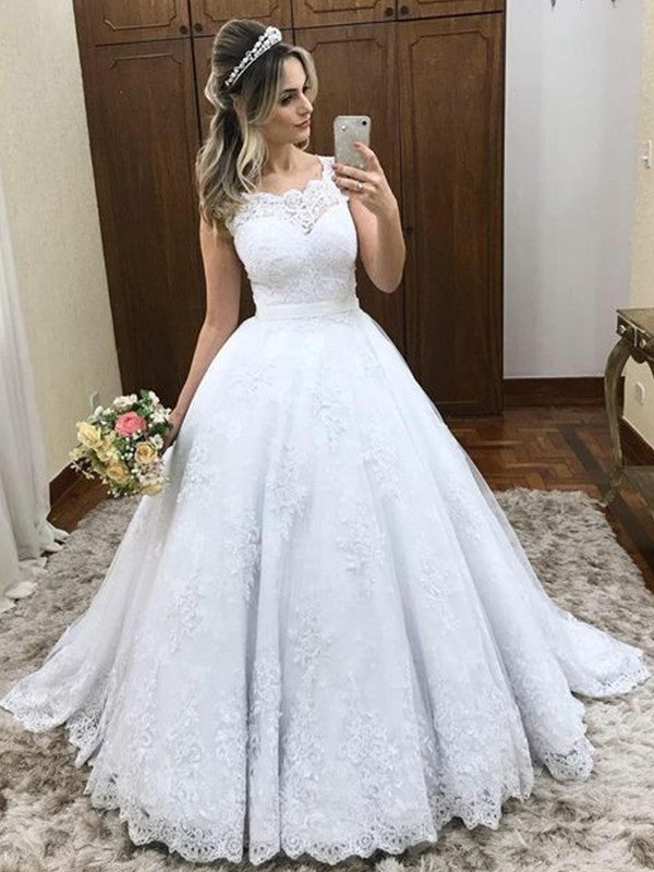 Robe de mariée en satin et dentelle, sans manches, avec traîne courte et décolleté plongeant