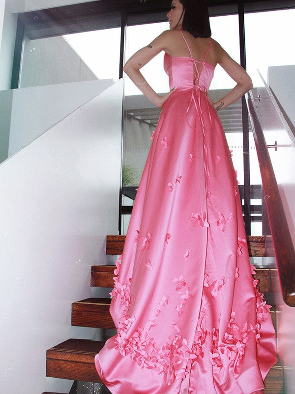 Robe trapèze/princesse en satin à fleurs faites à la main, col en V, sans manches, traîne courte