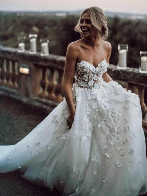 A-Line/Princess Sleeveless Tulle Sweetheart Applique Court Train Wedding Dresses