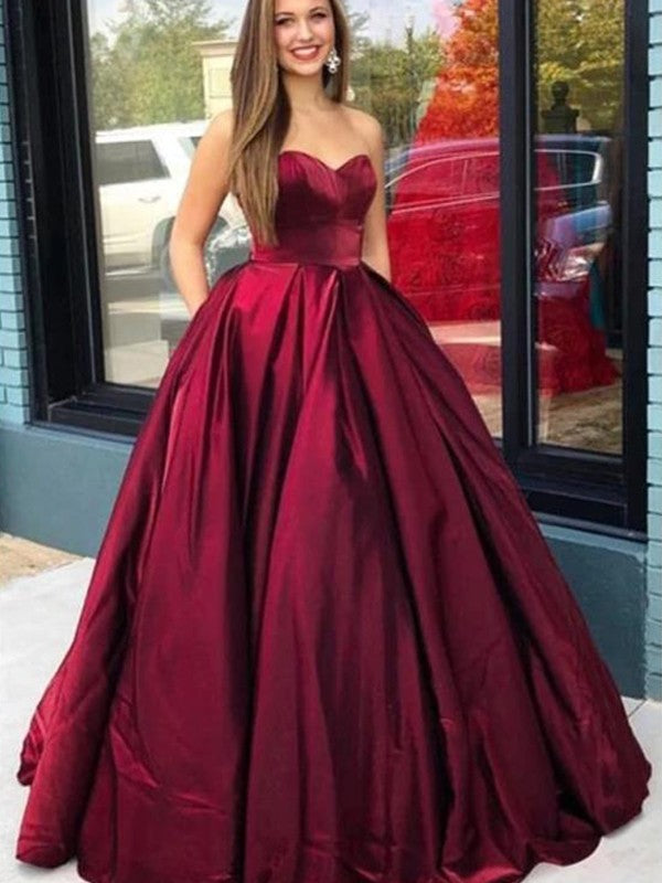 Robe de bal sans manches en satin à volants et décolleté en cœur