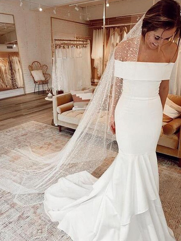 Robe de mariée fourreau/colonne en crêpe extensible à volants, épaules dénudées, sans manches, traîne courte/pinceau