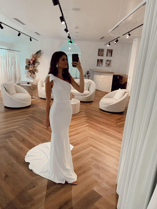 Robe de mariée fourreau/colonne en crêpe extensible, nœud papillon, asymétrique, sans manches, traîne courte