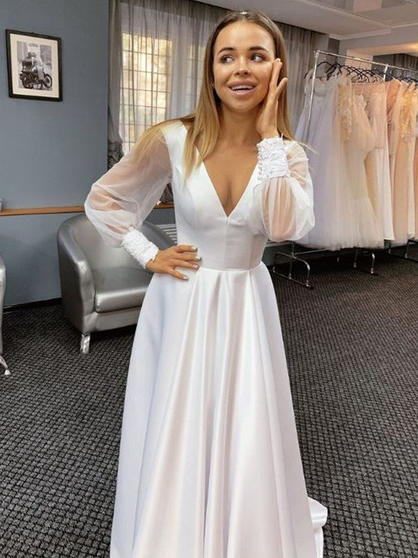 Robe de mariée trapèze/princesse en satin, volants, col en V, manches longues, traîne courte