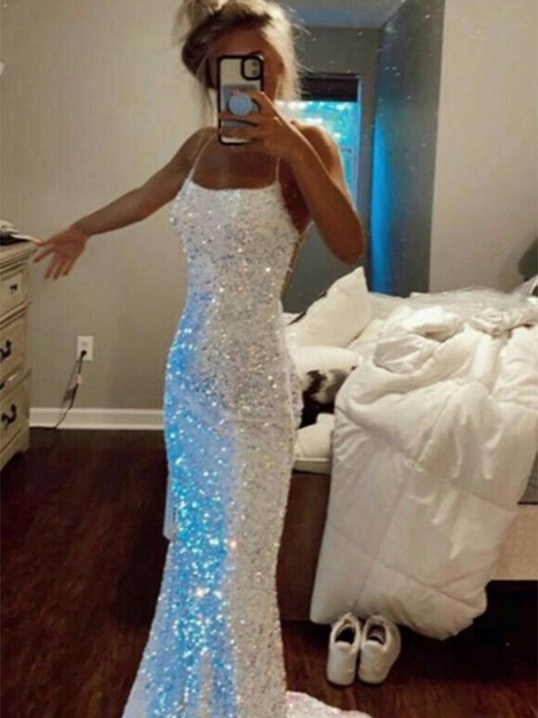 Robe fourreau/colonne en velours à paillettes et bretelles spaghetti sans manches avec traîne