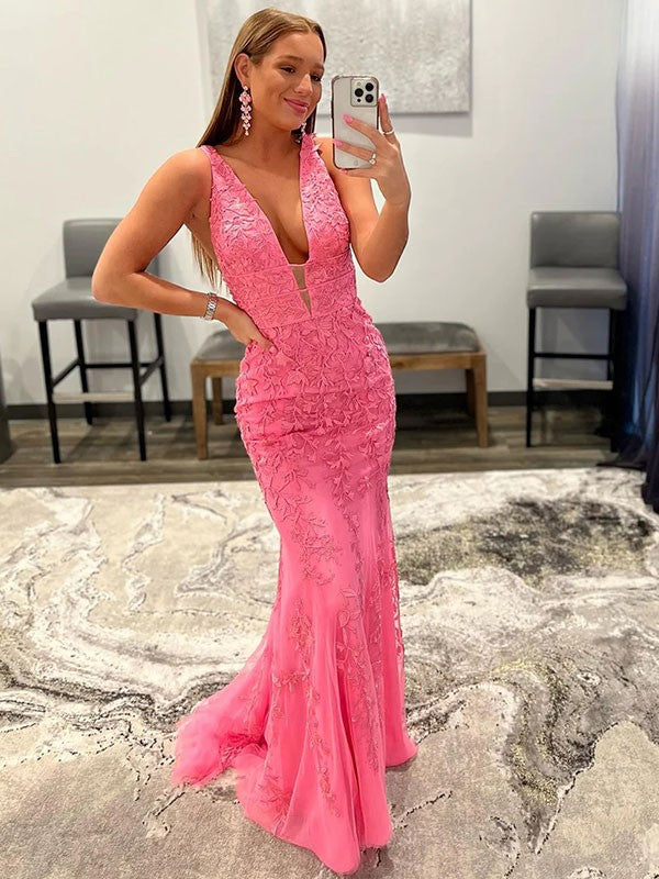 Robe fourreau/colonne en tulle avec appliques, col en V, sans manches, traîne courte