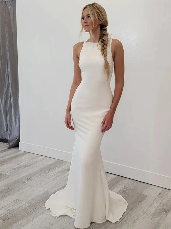 Robe de mariée fourreau/colonne en crêpe extensible, col bateau, sans manches, traîne courte/pinceau