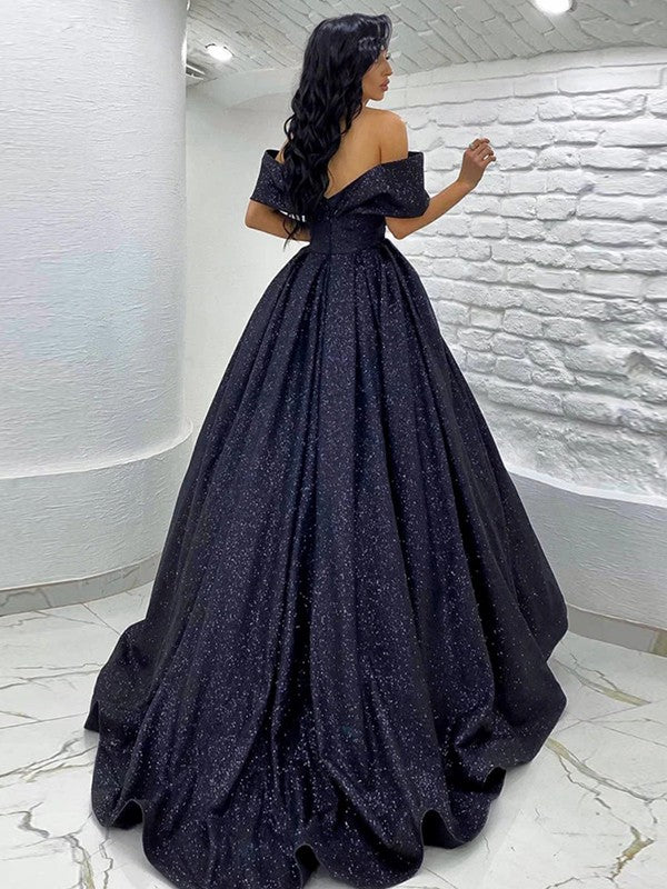 Robe de bal froncée à épaules dénudées, sans manches, avec traîne