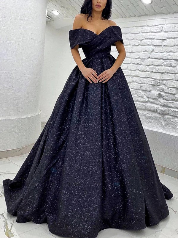 Robe de bal froncée à épaules dénudées, sans manches, avec traîne