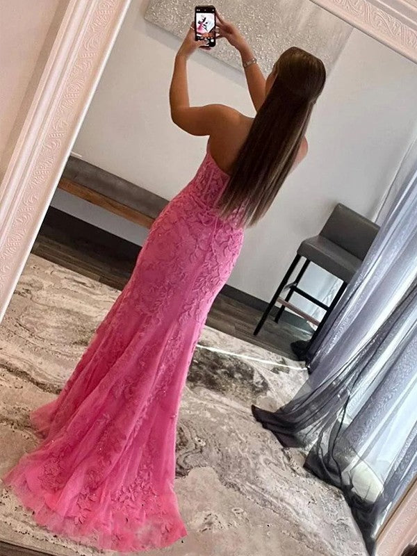 Robe fourreau/colonne en tulle avec appliques, décolleté en cœur, sans manches, traîne courte