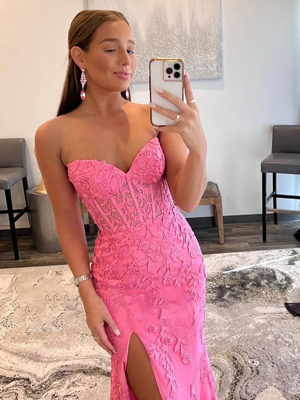Robe fourreau/colonne en tulle avec appliques, décolleté en cœur, sans manches, traîne courte