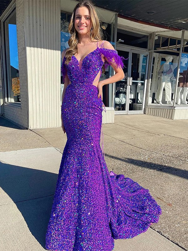 Robe fourreau/colonne en velours, paillettes, plumes/fourrure, col en V, sans manches, traîne