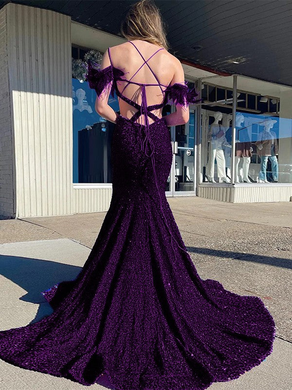 Robe fourreau/colonne en velours, paillettes, plumes/fourrure, col en V, sans manches, traîne