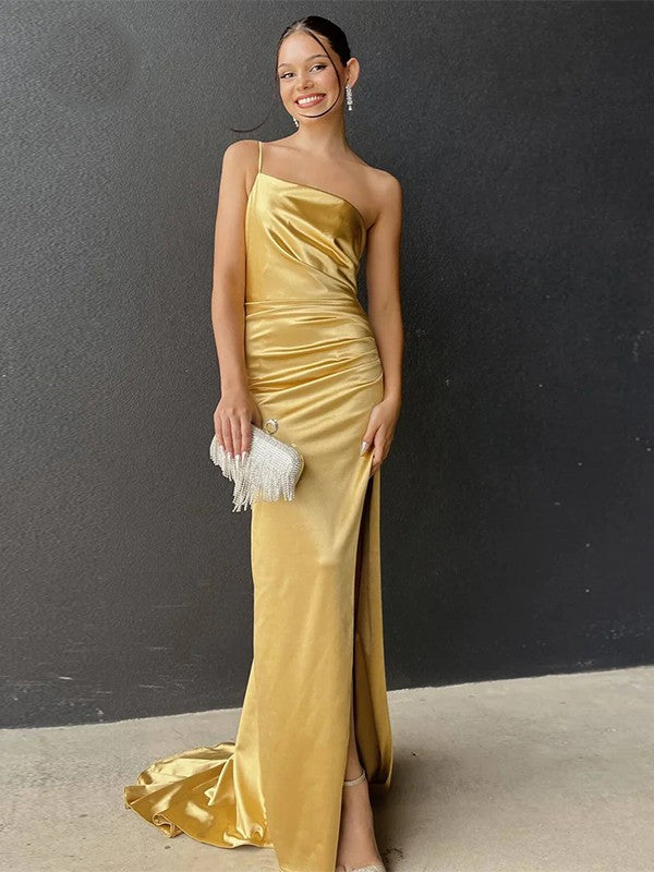 Etui-Linie/Säule Seide wie Satin Geraffte One-Shoulder-Träger Ärmellos Sweep/Pinsel zug Kleider