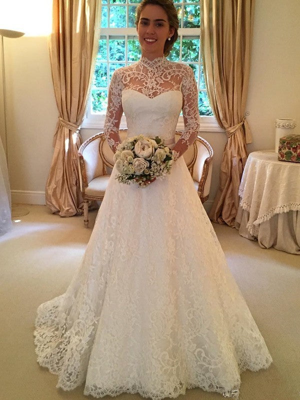 Robe de mariée en dentelle à col haut et manches longues avec traîne