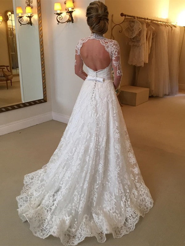 Robe de mariée en dentelle à col haut et manches longues avec traîne