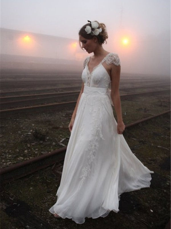Robe de mariée trapèze/princesse en mousseline de soie et dentelle, col en V, traîne courte, sans manches