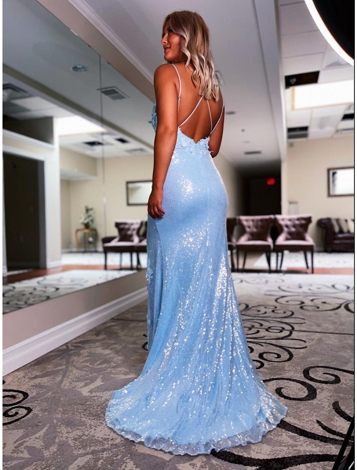 Robe de bal sirène/trompette scintillante et brillante, robe de soirée de mariage formelle, traîne à balayage/pinceau, sans manches, col en V, dos nu à paillettes avec appliques à paillettes
