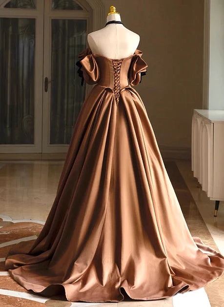 Robe trapèze en satin marron à épaules dénudées, robe de soirée princesse sans bretelles à manches courtes et dos nu avec traîne