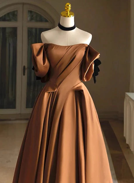 Robe trapèze en satin marron à épaules dénudées, robe de soirée princesse sans bretelles à manches courtes et dos nu avec traîne