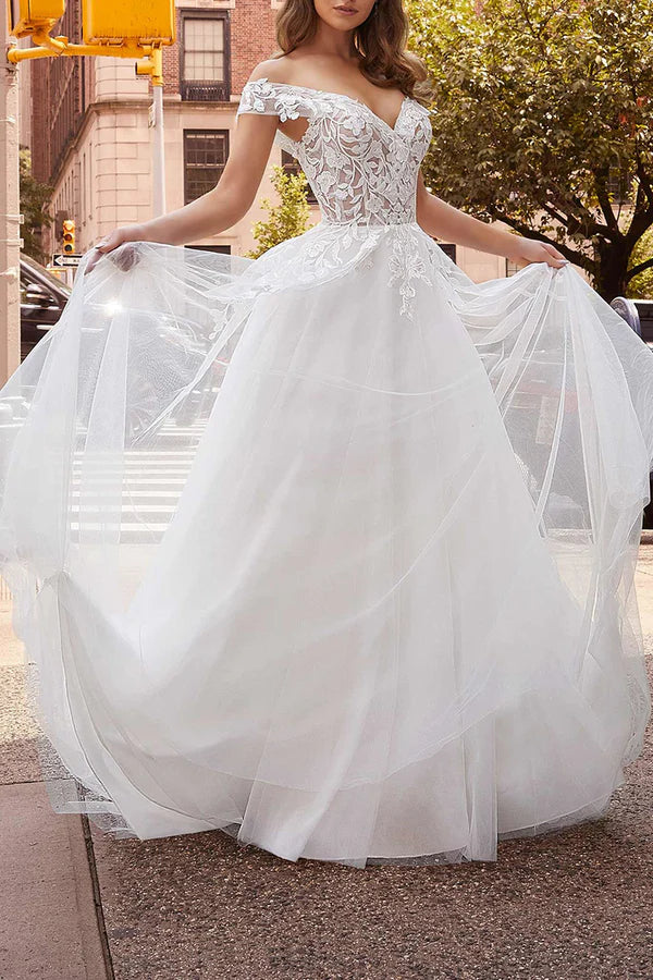 Décalcomanie en dentelle à épaules dénudées avec une robe de mariée blanche simple associée à un ourlet amovible pour la robe de la mariée