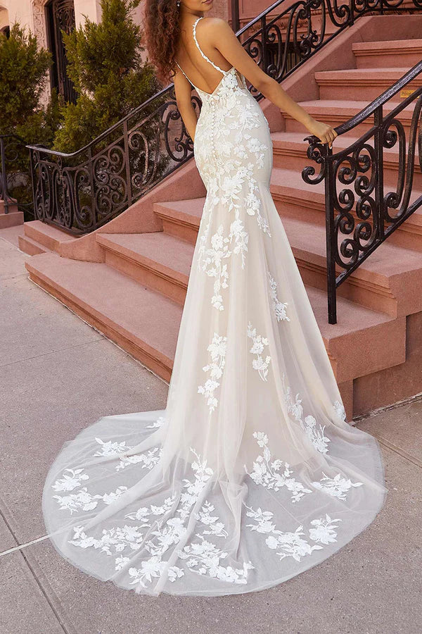 Robe de mariée en dentelle à fines bretelles avec décolleté en V