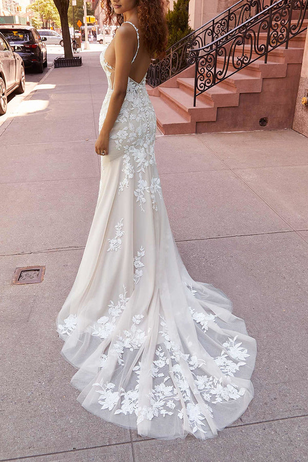 Robe de mariée en dentelle à fines bretelles avec décolleté en V