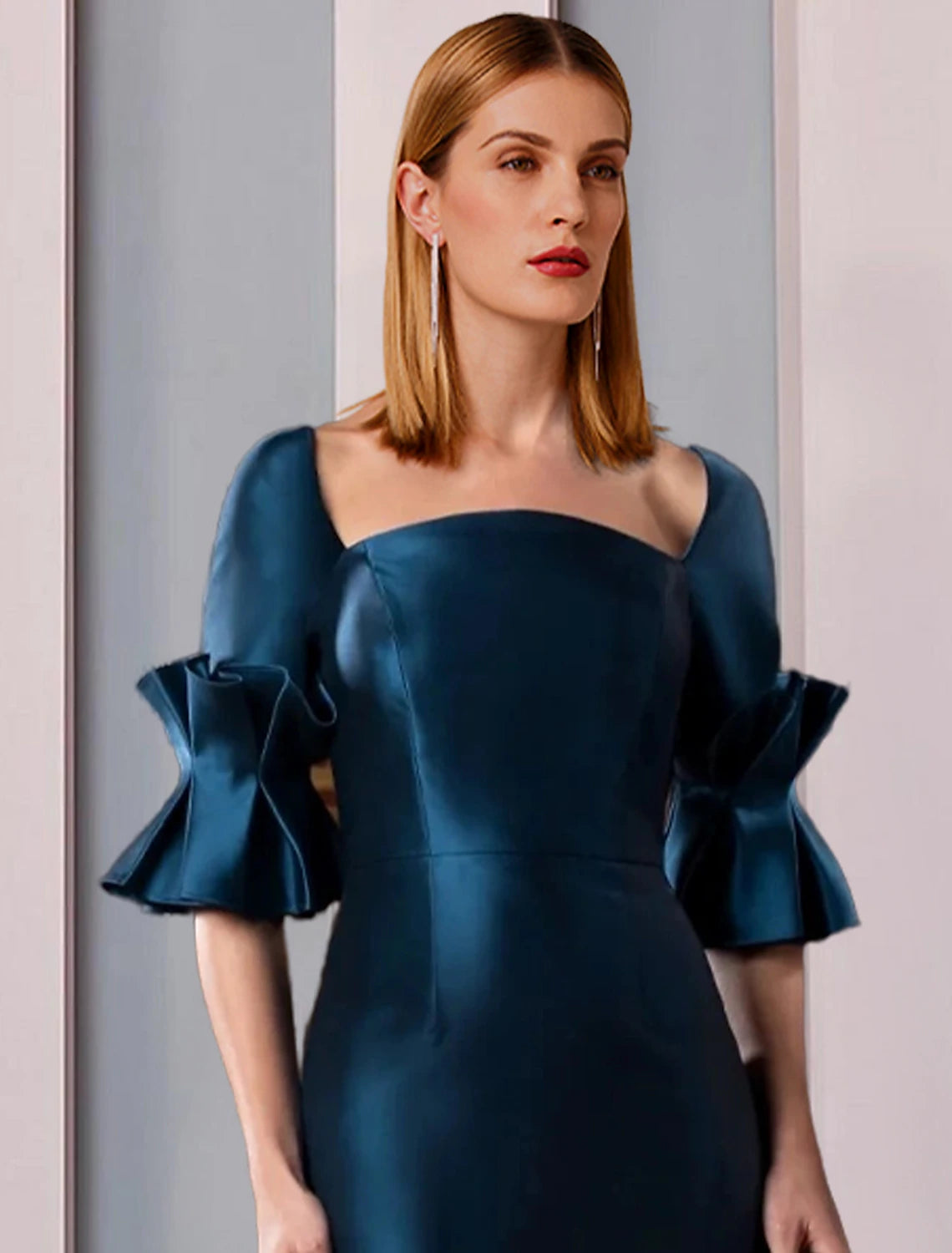 Etuikleid/Säulenkleid für die Brautmutter, formelle Hochzeitsgastparty, eleganter quadratischer Ausschnitt, bodenlang, Satin, halbe Ärmel mit Rüschen