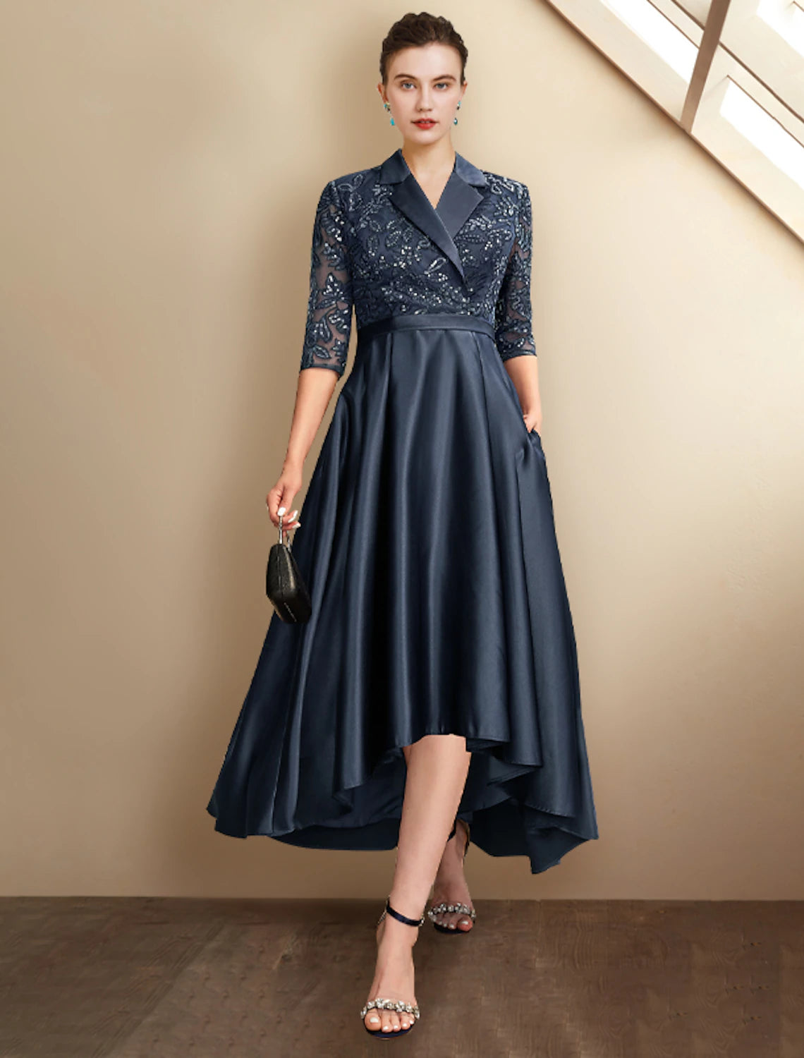 A-Linien-Kleid für die Brautmutter in Übergröße, elegant, hoher Hemdkragen, asymmetrisch, knielang, Satinspitze, halbe Ärmel mit Falten und Pailletten-Applikationen