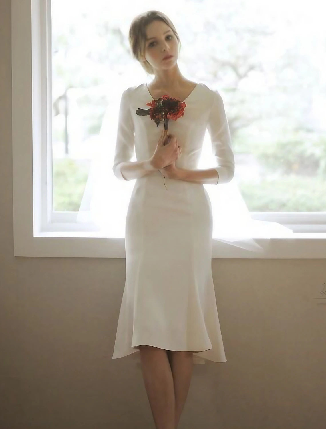 Petites robes de mariée blanches de réception, robes de mariée sirène/trompette, col en V, manches 3/4, robes de mariée asymétriques en satin avec