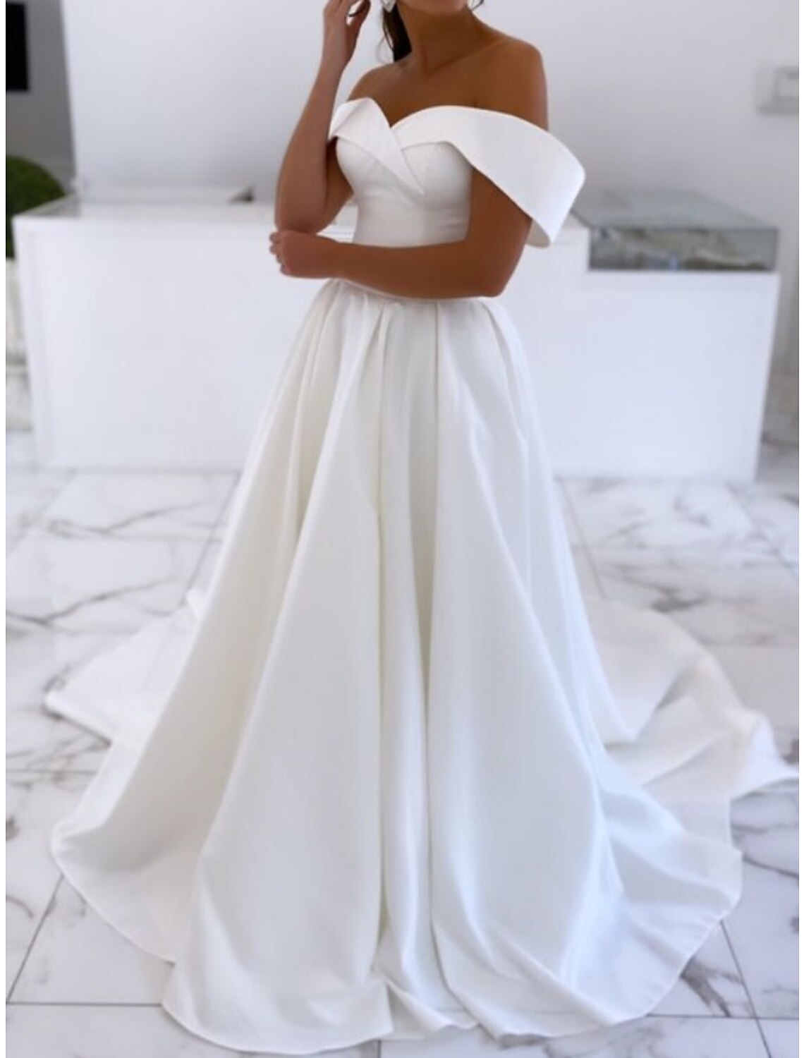 Hall Formale Brautkleider A-Linie Schulterfrei Kurzarm Hofschleppe Satin Brautkleider Mit Falten Einfarbig